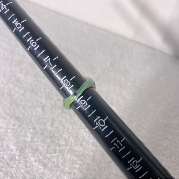 Vintage Art Glass Handmade Green Black Yellow Band Ring - Picture 10 of 11